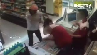 扯頭髮、掐脖子　失控婦暴打女店員