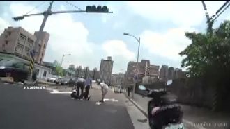 騎士行經路口搶快　撞上執勤中救護車