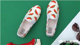 ▲熱到昏頭？冰淇淋、鳳梨、西瓜…全都拿來踩在腳下！（圖／Flossy）