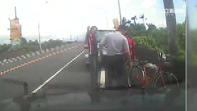 路燈堆路邊　單車男「撿屍」遭警攔查