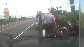 路燈堆路邊　單車男「撿屍」遭警攔查