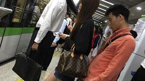 留意身後！大學生偷拍正妹裙底照曝光