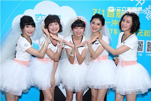 空姐婚紗台北鬧區秀浪漫。（記者邱榮吉/攝影）