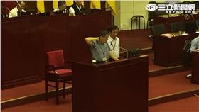 ▲柯文哲在吳世正質詢時開始做伸展（圖／記者盧冠妃攝）