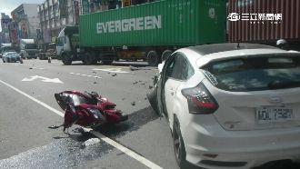 驚！轎車失控向左偏　猛撞對向聯結車