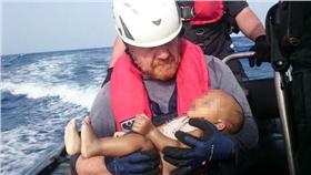 難民,地中海,翻覆,嬰兒,救難人員,人道救援組織（圖／路透社／達志影像）