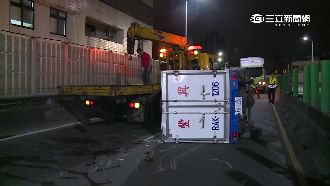 貨車車速過快翻覆　忠孝橋狂塞40分