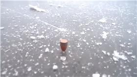 ▲子彈在冰層上旋轉。（圖／翻攝自SKYBRITE YouTube）