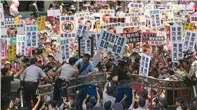 立法院外抗議。記者盧素梅攝