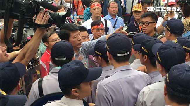 謝龍介帶頭推路障　立院外爆二次衝突