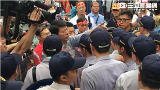 謝龍介帶頭推路障　立院外爆二次衝突