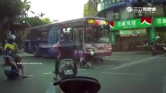 公車搶快違規　騎士綠燈行駛險遭爆頭