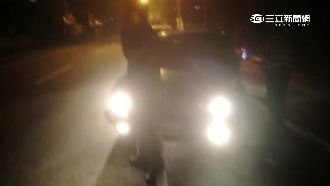 不滿女友搭朋友車　醋男暴走肉身擋車