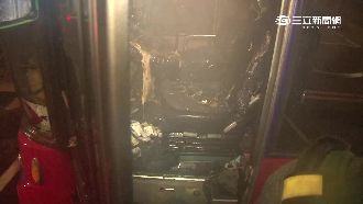校車深夜自燃！疑車齡19年電線短路