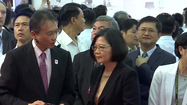 蔡英文逛電腦展　民眾搶拍照擠爆現場