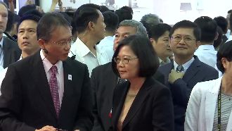 蔡英文逛電腦展　民眾搶拍照擠爆現場