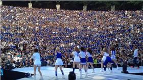 twice在延世的演唱，萬人齊唱翻攝自youtbe