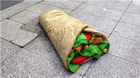 街頭藝術 舊床墊變巨大美食
https://www.facebook.com/Lor-K-635175336536863/