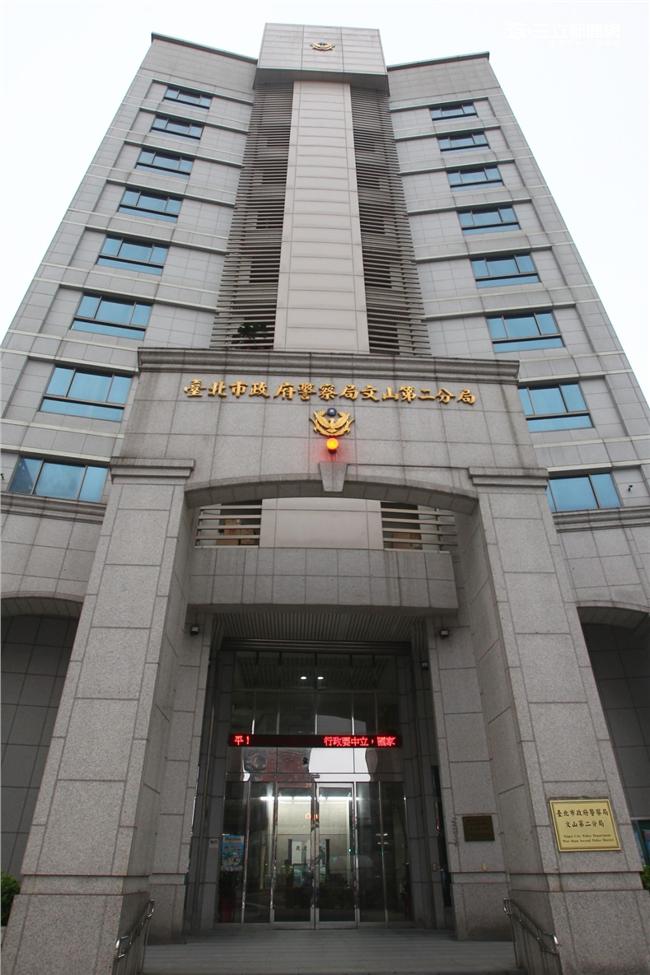 4名同理會成員主動前往文山第二分局說明。（圖／記者楊忠翰攝影）