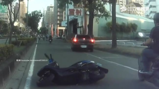 路邊轎車起駛往左切　擦撞騎士險爆頭