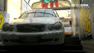 路況不熟開錯路　賓士懸空卡在樓梯間