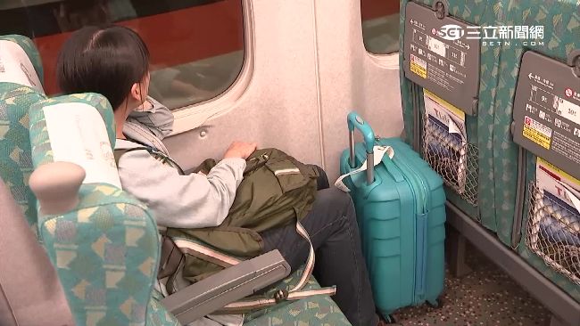 搭高鐵男手肘狂頂她身體　女：快哭了