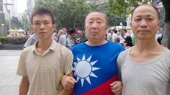 他愛穿國旗裝閒逛　讓陸公安快氣炸！