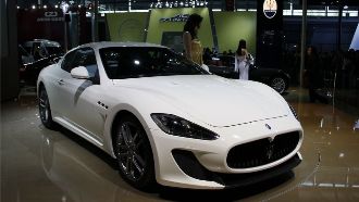 怪男在超跑油箱小便　一泡花上十萬元