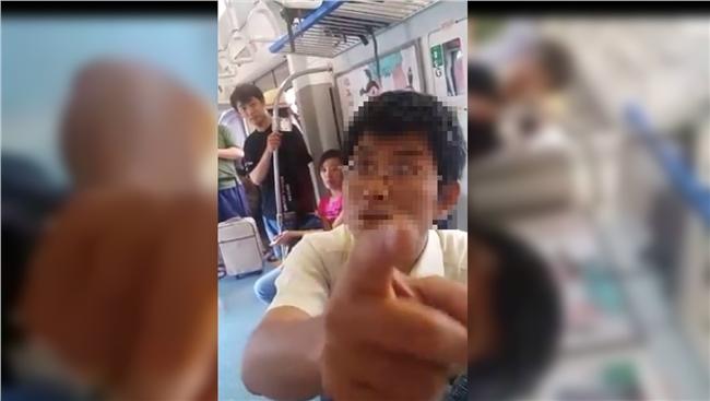 女滑手機被狂罵　男：電磁波侵犯到我
