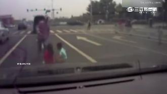 「粗心奇葩」！綠燈踩油門小孩滾下車