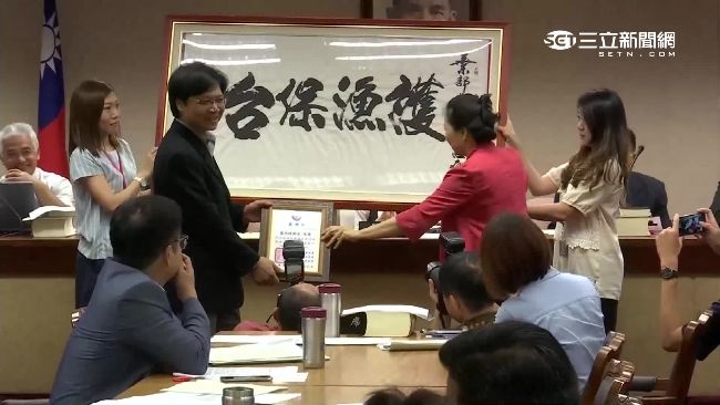 獲贈「護漁保台」匾額　葉俊榮好尷尬