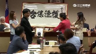 獲贈「護漁保台」匾額　葉俊榮好尷尬