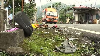 疑未減速查看路況　小貨車撞飛騎士