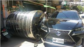 水塔從天而降砸中休旅車（翻攝畫面）