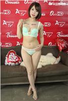 日本AV女優初美沙希是童顏巨乳的大咖女優，來台分享各種福利給粉絲。（記者邱榮吉/攝影）