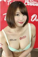 日本AV女優初美沙希是童顏巨乳的大咖女優，來台分享各種福利給粉絲。（記者邱榮吉/攝影）