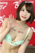日本AV女優初美沙希是童顏巨乳的大咖女優，來台分享各種福利給粉絲。（記者邱榮吉/攝影）