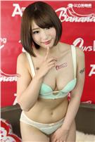 日本AV女優初美沙希是童顏巨乳的大咖女優，來台分享各種福利給粉絲。（記者邱榮吉/攝影）