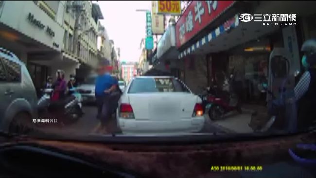 駕駛綠燈不走當路霸　被提醒惱羞反嗆