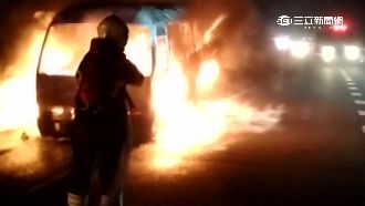 國道驚傳火燒巴士　駕駛乘客及時逃生