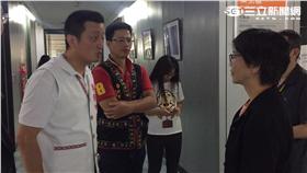 ▲市議員李傅中武和市長辦公室主任蔡璧如抗議見不到市長（圖／記者盧冠妃攝）