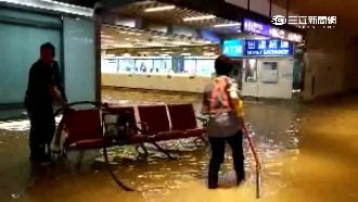 桃機一片汪洋　旅客嗆：大雨擊垮國門