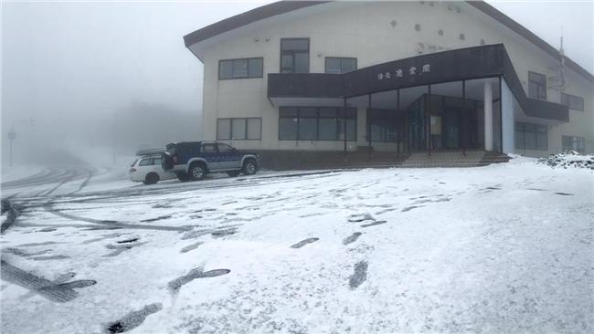 寒流侵襲北海道　溫泉勝地降下六月雪