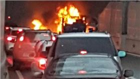 麥帥二橋火燒車（圖翻攝自爆料公社臉書）