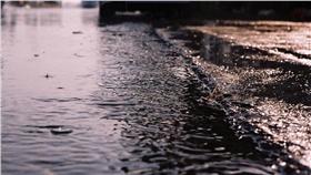 下雨,雨天,積水 ▲圖／攝影者chia ying Yang, flickr CC License （https://www.flickr.com/photos/enixii/3886955448/）