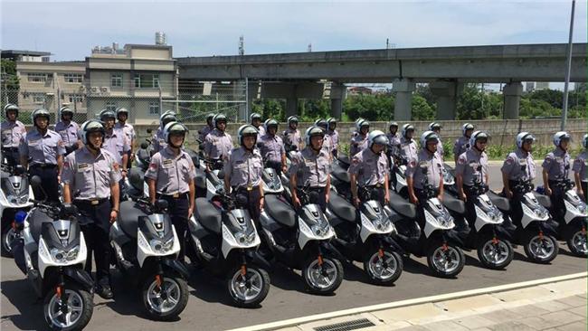不再是屁孩專利　警察組BWS車隊