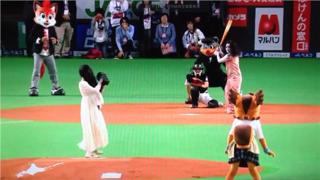 貞子、伽椰子共演　史上最恐怖開球！