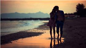 情侶情境照（圖／翻攝自YouTube）