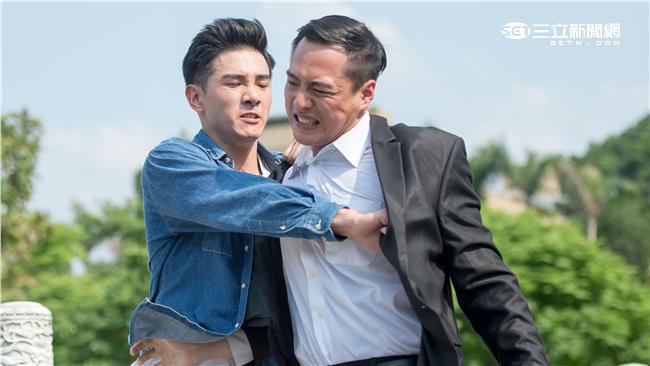 張立昂痛毆「通緝犯」從地上打到水裡