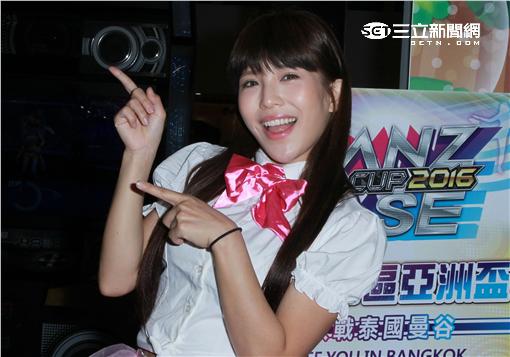 中信兄弟象啦啦隊長壯壯，性感甜美兼具，32D好身材配上一雙美腿，粉絲們還可感受壯壯滿滿的熱情。（記者邱榮吉/攝影）